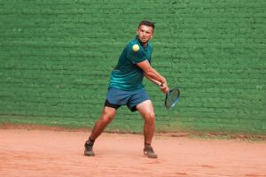 IMG_2947Zawodnik w trakcie dynamicznego uderzenia piłki