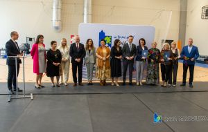 _DSC5972 Burmistrz oraz nauczyciele rawskich szkół i goście