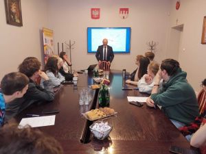 spotkanie burmistrza miasta ze studentami w budynku ratusza