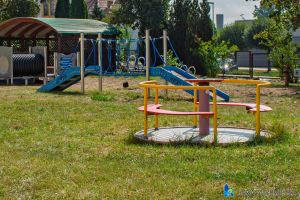 Karuzela i w tle urządzenie mostek