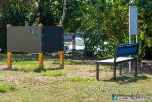 Tablica kredowa i ławka z oparciem