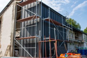 prace budowlane przy rozbudowie budynku zaplecza stadionu