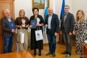 1-11 burmistrz miasta wraz z miejscowymi stomatologami