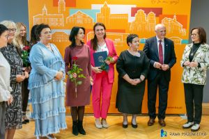 _DSC0421Burmistrz Miasta Piotr Irla i rawskie nauczycielki, które zostały wyróżnione Nagrodą Łódzkiego Kuratora Oświaty
