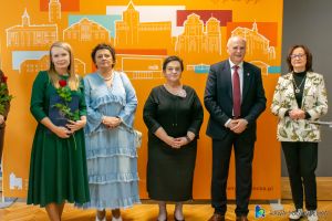 _DSC0428 Żaneta Jankowska-Dołoto – logopeda z Przedszkola Miejskiego nr 1 „Tęczowa Jedyneczka” z różą i podziękowaniem