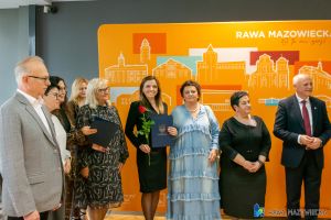 _DSC0426   Anna Rzadkiewicz – dyrektor Przedszkola Miejskiego nr 1 „Tęczowa Jedyneczka" z różą i podziękowaniem w ręku