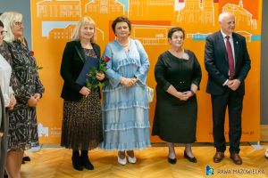 _DSC0433Bożena Paterka – dyrektor Przedszkola Miejskiego nr 2 „Niezapominajka” z różą i podziękowaniem w ręku