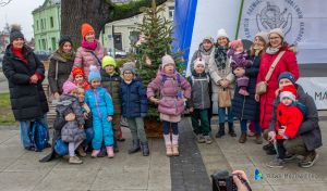 _DSC4956-66 dzieci z rawskiej szkoły przy choince