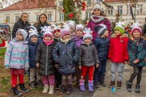 _DSC5004-79 dzieci z rawskiej szkoły przy choince