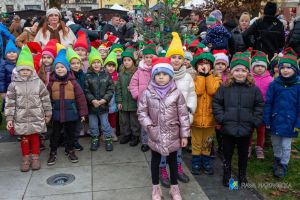 _DSC5020-82 dzieci z rawskiej szkoły przy choince