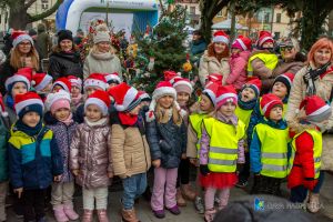 _DSC5063-96dzieci z rawskiej szkoły przy choince