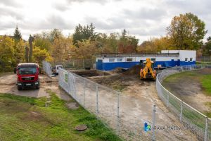 prace ziemne przy budowie bieżni lekkoatletycznej