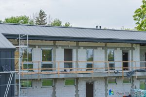 prace budowlane przy rozbudowie budynku zaplecza stadionu