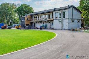 prace budowlane przy rozbudowie budynku zaplecza stadionu