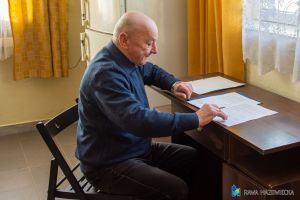_DSC8115-4 Jan Ośródka, Prezes Rawskiego Stowarzyszenia Abstynenckiego „SZANSA” podpisuje umowę