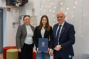 _DSC8786-39 Burmistrz Miasta wręcza umowę stypendystce