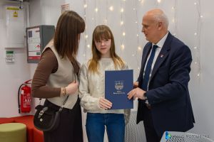 _DSC8742-11 Burmistrz Miasta wręcza umowę stypendystce