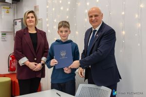 _DSC8765-28 Burmistrz Miasta wręcza umowę stypendyście