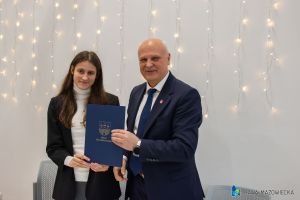 _DSC8794-42 Burmistrz Miasta wręcza umowę stypendystce