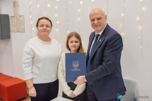 _DSC8807-49Burmistrz Miasta wręcza umowę stypendystce