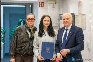 _DSC8862-82Burmistrz Miasta wręcza umowę stypendystce