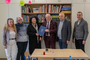 _DSC8952-20Burmistrz Miasta, Piotr Irla wraz przedstawicielkami przedstawicielkami Stowarzyszenia Przymierze Rodzin z...