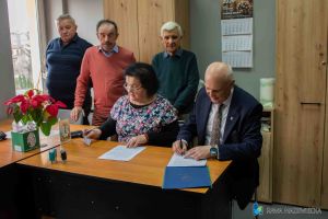 20260331-_DSC1828 burmistrz podpisuje umowę z zarządem Związku Emerytów i Rencistów Oddział w Rawie Mazowieckiej
