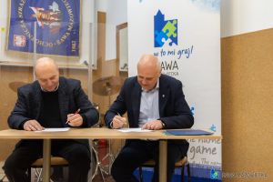 20260408-_DSC2277 Burmistrz Miasta Piotr Irla podpisuje umowę z Prezesem OSP Danielem Stąporkiem