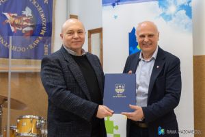 20260408-_DSC2290 Burmistrz Miasta Piotr Irla przekazuje umowę z Prezesowi OSP Danielowi Stąporkowi