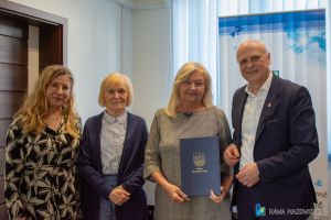 20260410-_DSC2324Burmistrz Rawy Mazowieckiej Piotr Irla podpisuje umowę z przedstawicielkami Stowarzyszenia Rawski...
