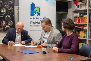 20260410-_DSC2340Burmistrz Rawy Mazowieckiej Piotr Irla podpisuje umowę z przedstawicielami Stowarzyszenia TOPORY