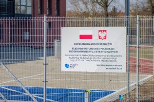 ogrodzenie boiska i tablica informacyjna