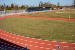 bieżnia lekkoatletyczna i boisko sportowe
