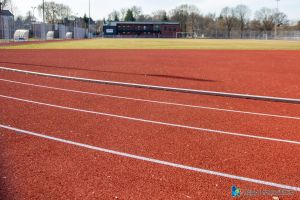 bieżnia lekkoatletyczna, w tle przebudowany budynek klubowy stadionu miejskiego