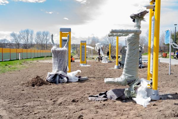 Siłownia zewnętrzna przy ścieżce pieszo-rowerowej