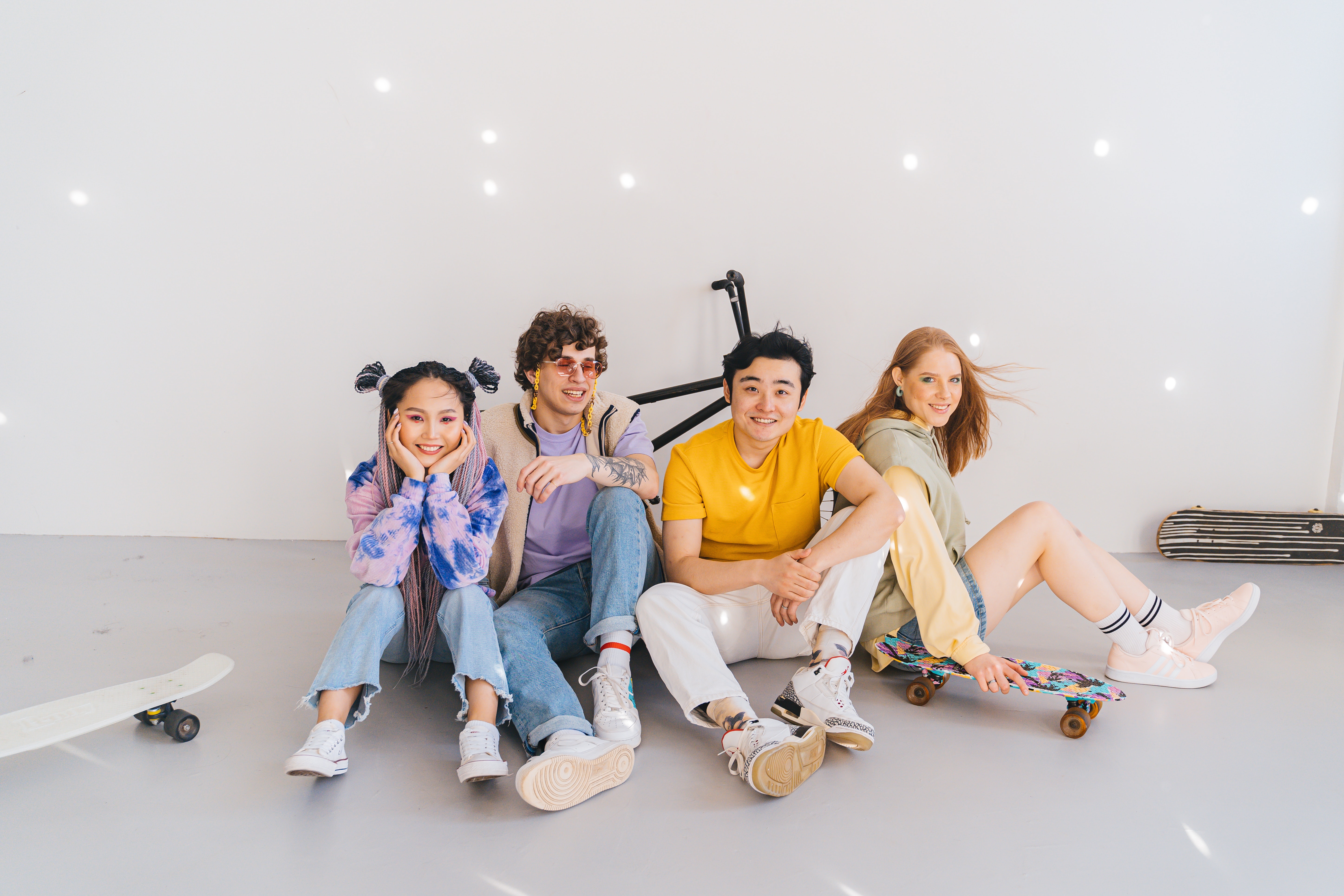 Grupa czterech młodych osób