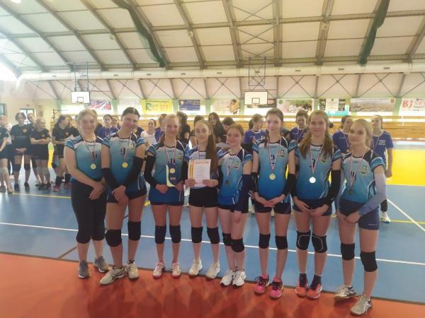 Złote medale siatkarek rawskiej „Dwójki”