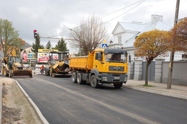Prace w centrum - remont Kościuszki i montaż słupów oświetleniowych