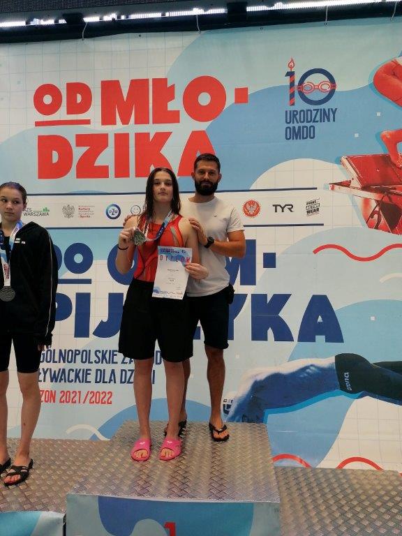 Zdjęcie zawodniczki z rawskiego klubu pływackiego