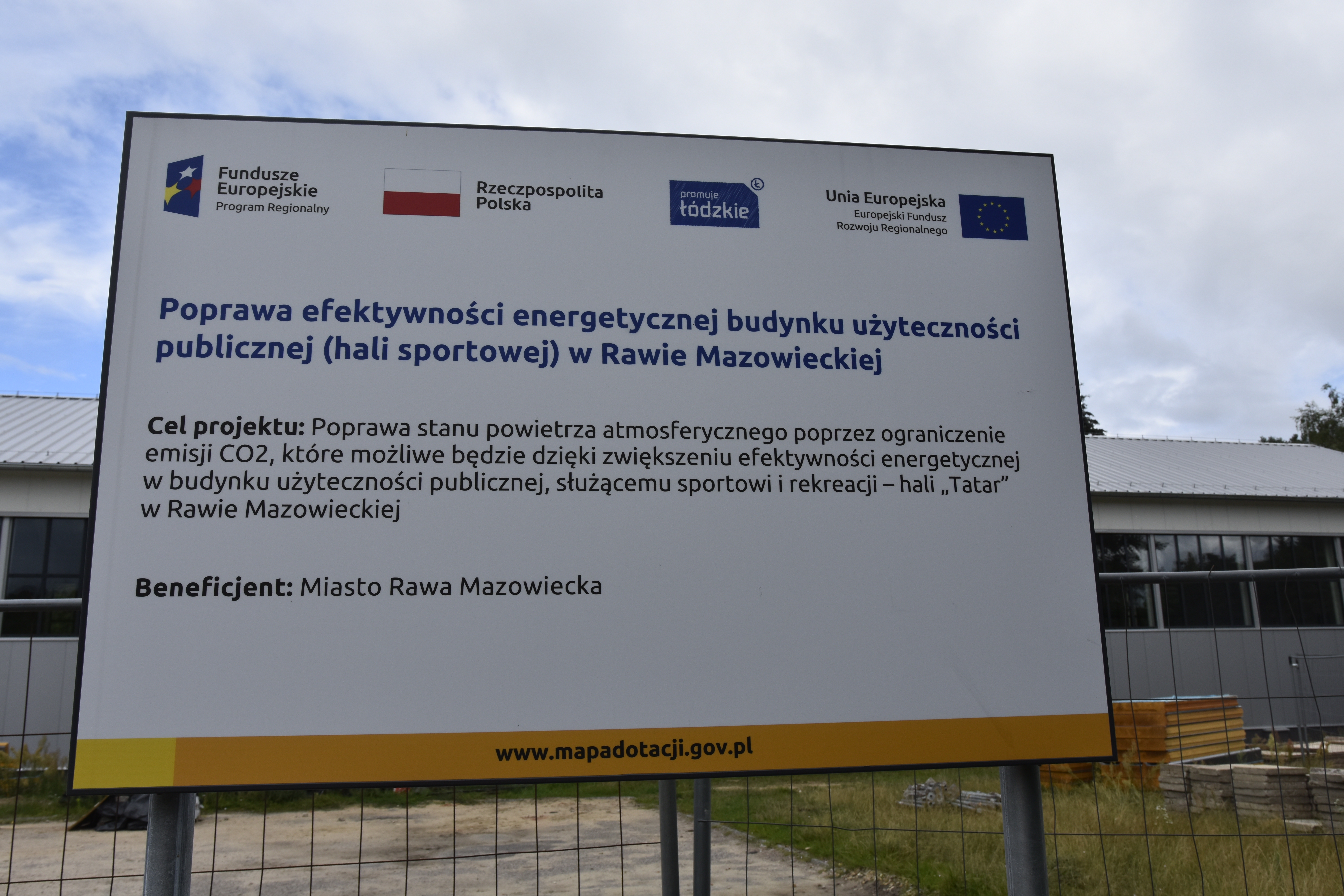 Zdjęcie tablicy informacyjnej dotyczącej remontu hali sportowej Tatar