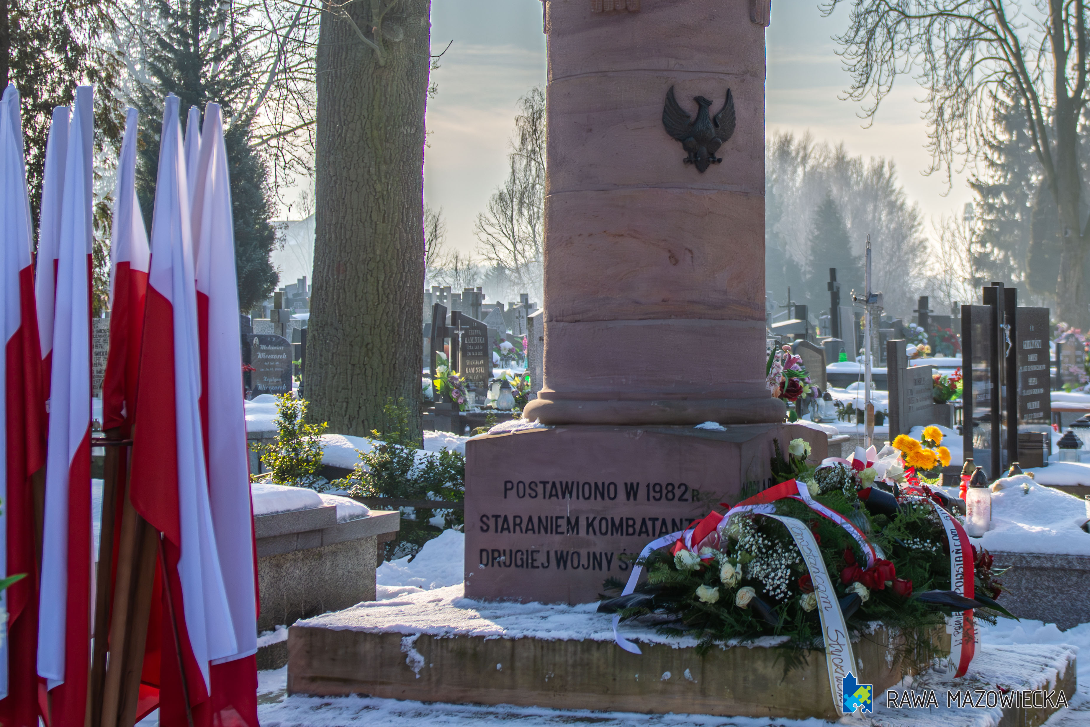 % kwiaty pod pomnikiem powstańców