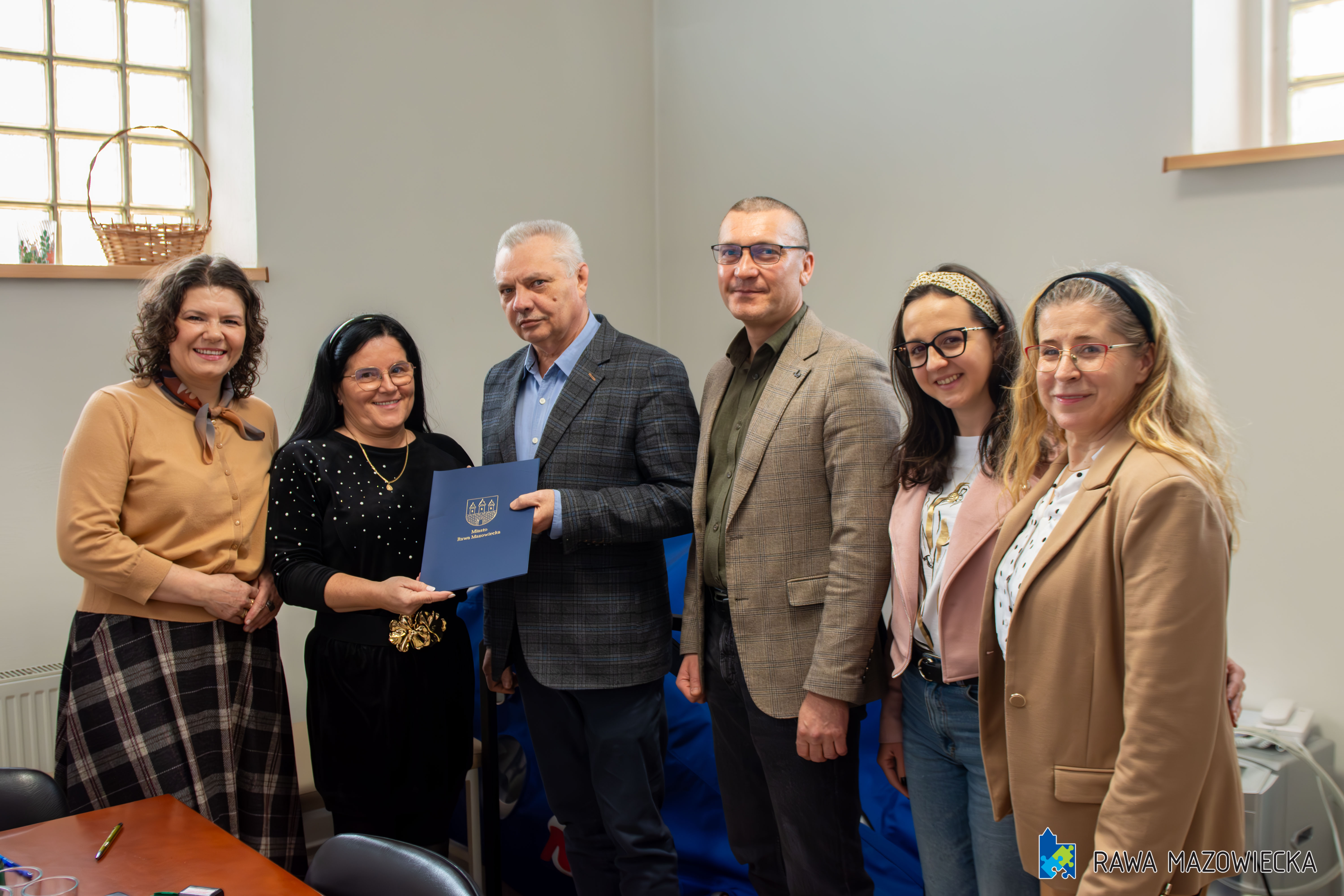 %Podpisanie umowy ze Stowarzyszeniem Hospicjum w Rawie Mazowieckiej na realizację projektu „Pomagamy w 2026 roku”.
