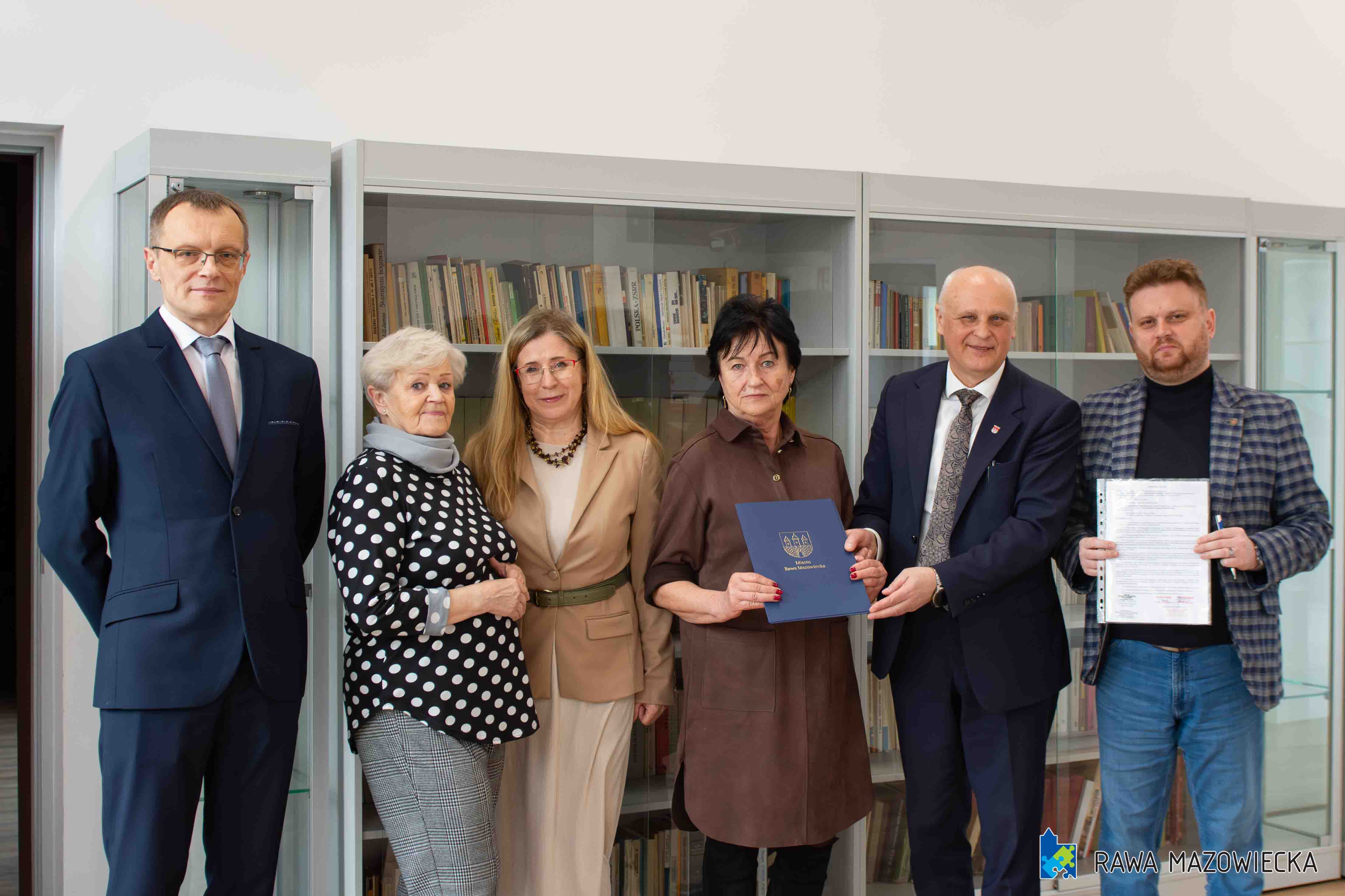 Miasto Rawa Mazowiecka podpisało umowy na realizację dwóch zadań publicznych wspierających lokalną społeczność – w obszarze kultury oraz działań na rzecz seniorów