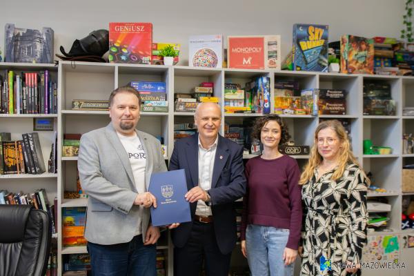 % przekazanie umowy przez burmistrza miasta dla Stowarzyszenia TOPORY